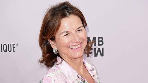 Claudia Obert darf sich über sexy Gesellschaft freuen. - Foto: Getty Images