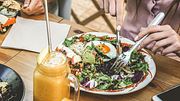 Clean Eating bedeutet vor allem selbst den Kochlöffel zu schwingen und Fertigessen vom Speiseplan zu streichen. - Foto: DisobeyArt/iStock