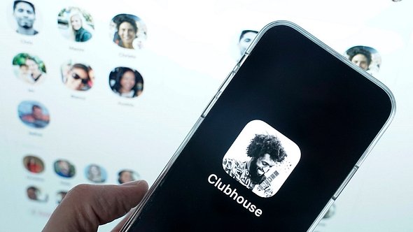 Clubhouse erlebt einen Hype. Doch nicht jeder kann die App nutzen. - Foto: imago images / Political-Moments