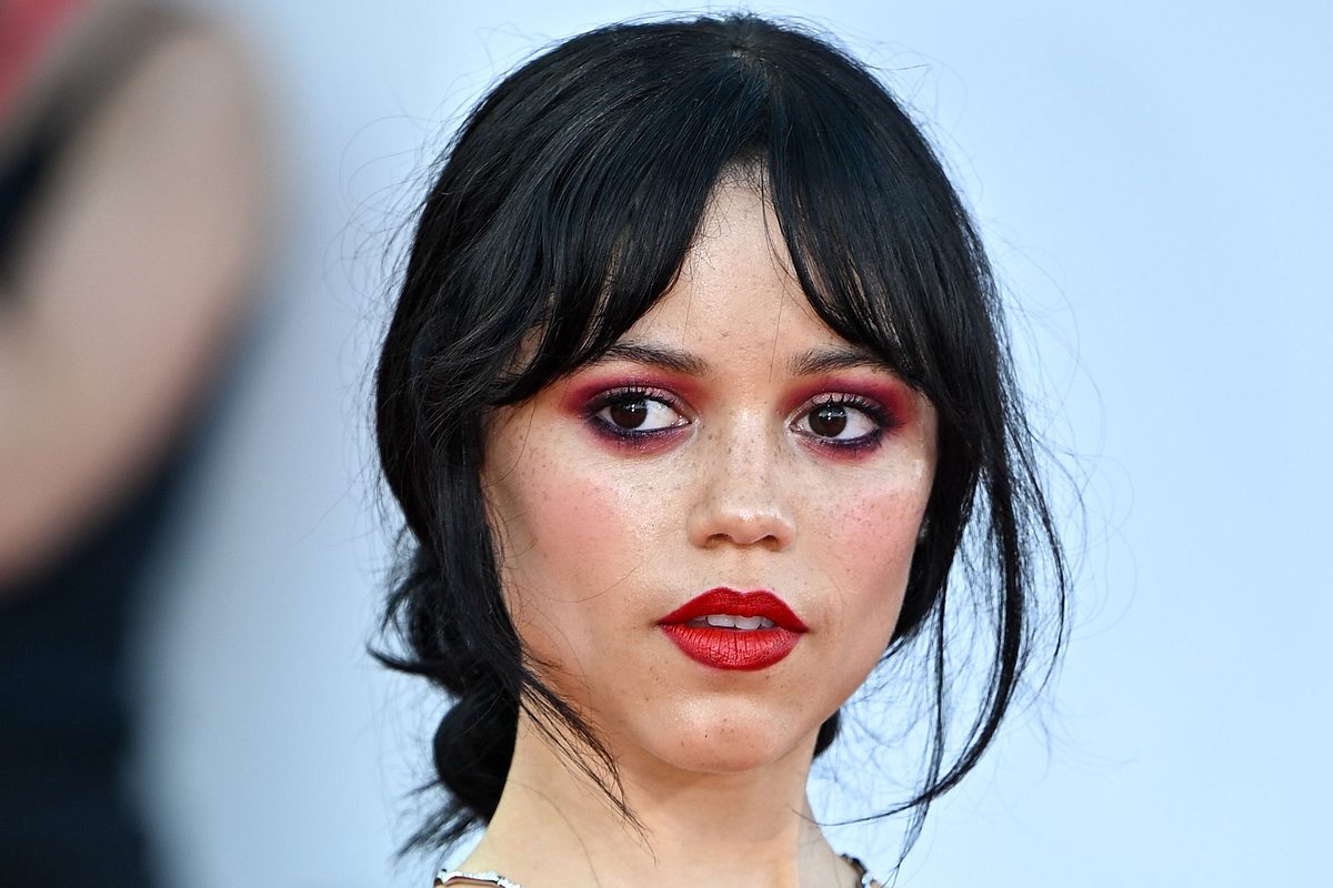 Jenna Ortega mit College Girl Bangs.