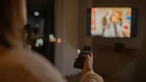 Comfort Binge: Wieso gucken wir eigentlich immer wieder die gleichen Serien? - Foto: whitebalance.oatt/iStock Comfort Binge: Wieso gucken wir eigentlich immer wieder die gleichen Serien? - Foto: whitebalance.oatt/iStock