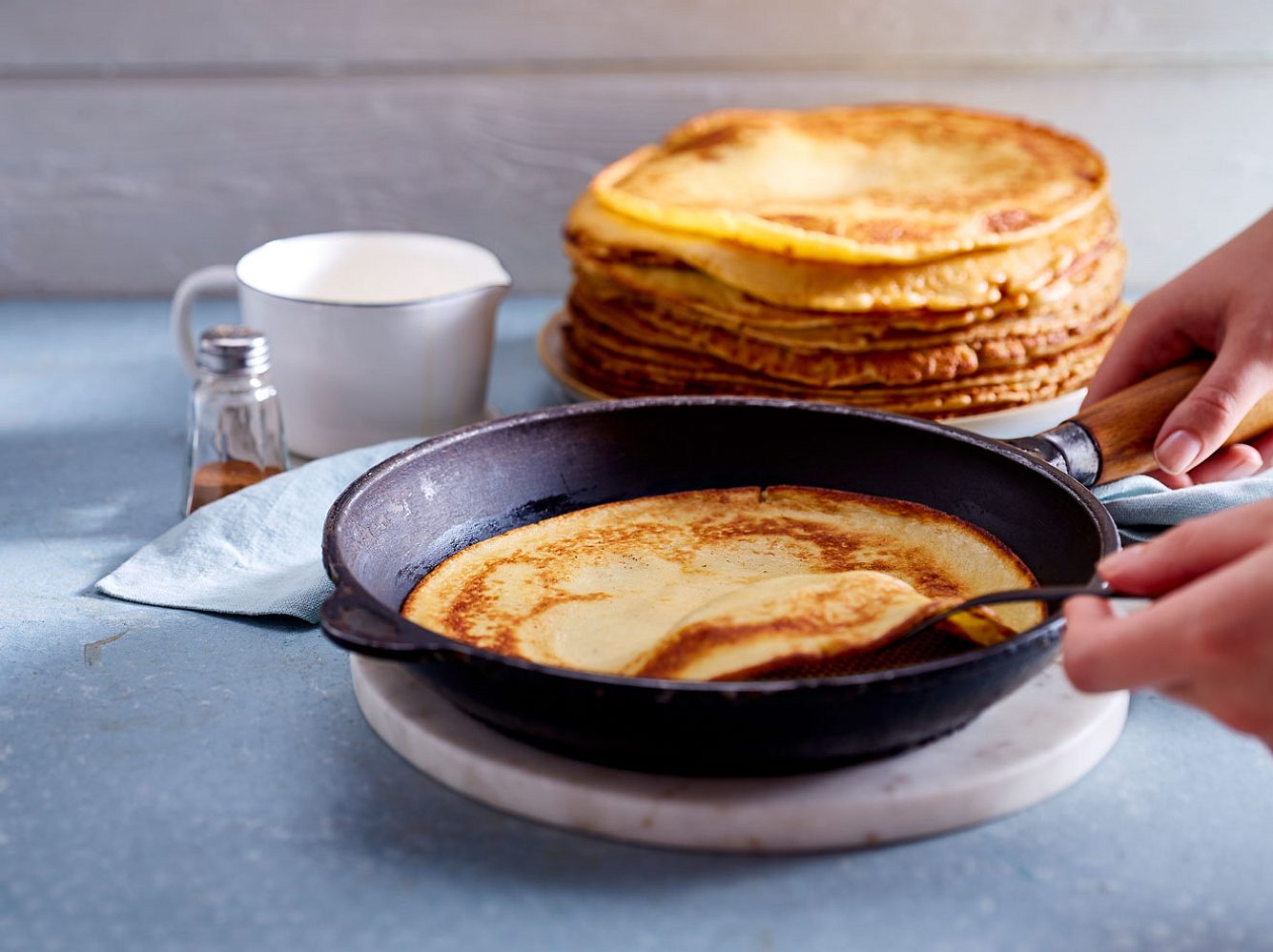 Pfannkuchen kann jeder nach eigenem Geschmack belegen. Pfannkuchen kann jeder nach eigenem Geschmack belegen.