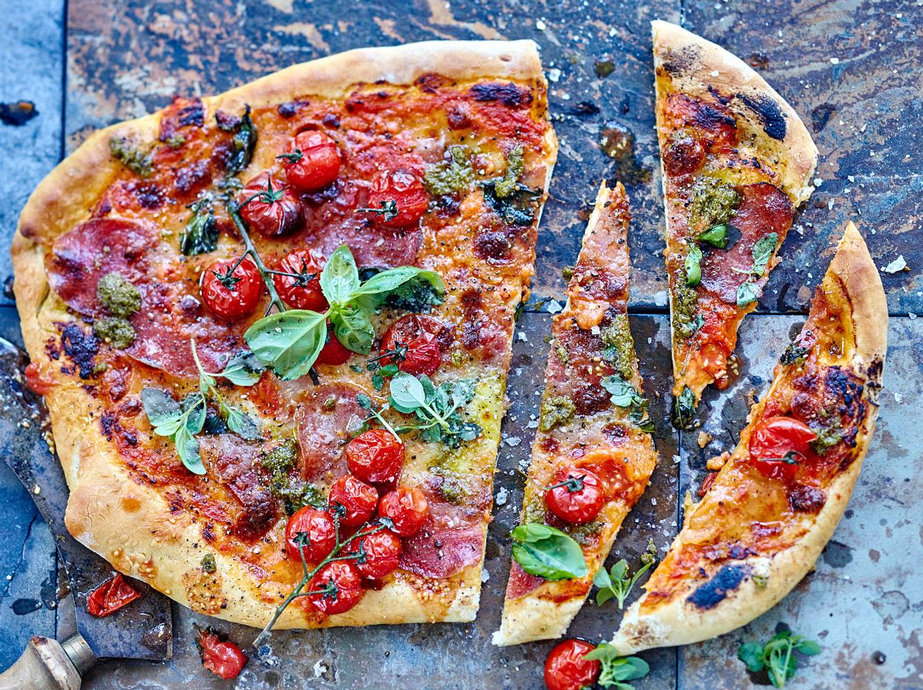 Viele Kinderaugen leuchten auch heute bei einer leckeren Salamipizza. Viele Kinderaugen leuchten auch heute bei einer leckeren Salamipizza.