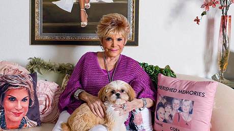 Connie Francis sitzt mit ihrem Hund auf dem Arm auf dem Sofa. - Foto: IMAGO / ZUMA Press Wire