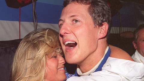 Corinna und Michael Schumacher feiern ausgelassen. - Foto: TORSTEN BLACKWOOD / Getty Images