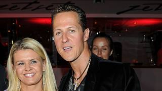 Corinna und Michael Schumacher verliebt auf einer Party. - Foto: Venturelli / Getty Images