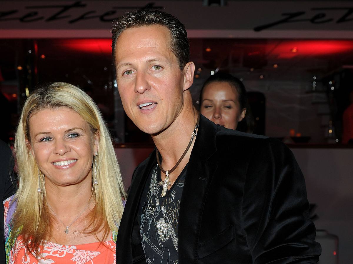 Corinna und Michael Schumacher verliebt auf einer Party.