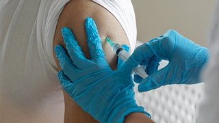 Corona-Impfung: Sind geimpfte Menschen noch ansteckend? - Foto: iStock/bymuratdeniz