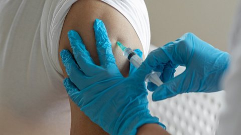 Corona-Impfung: Sind geimpfte Menschen noch ansteckend? - Foto: iStock/bymuratdeniz
