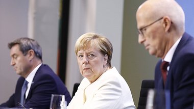 Angela Merkel und die Länderchefs besprechen am 5. Januar das weitere Vorgehen. - Foto: imago images / Metodi Popow