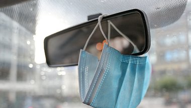 Beim Tragen einer Maske im Auto muss man einiges beachten. - Foto: fermate/istock