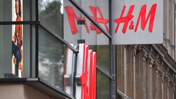 Stellenabbau wegen Corona: H&M plant, alle Mütter zu entlassen - Foto: IMAGO / Sven Simon