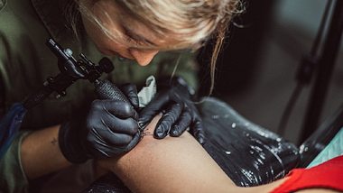 Corona-Lockdown: Dieser irre Tattoo-Trend rollt auf uns zu! - Foto: Istock/South Agency
