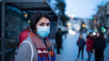 Coronavirus: Schützt eine Atemschutzmaske wirklich? - Foto: iStock / ArtistGNDphotography