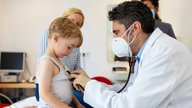 Riesenärger wegen Corona-Regel: Kinderärzte drohen mit Schließung! - Foto:  Luis Alvarez/Getty Images