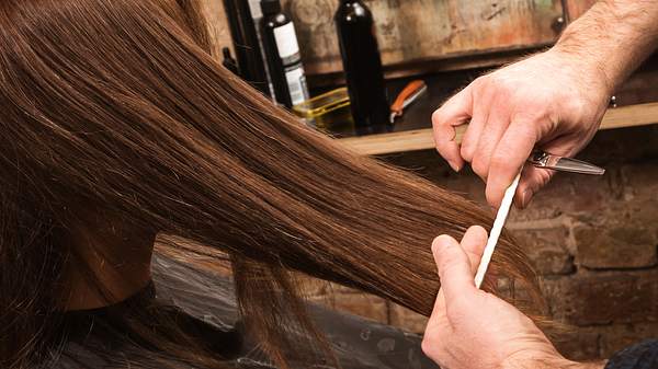 Haare werden geschnitten (Themenbild) - Foto: privetik/iStock