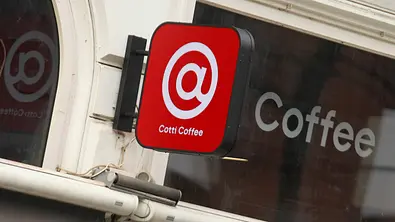 Cotti Coffee - Schild der Filiale in Hamburg St. Georg - Foto:  IMAGO / Hanno Bode