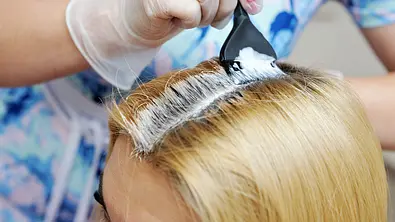 Crème Brûlée Blond: Dieser Haarfarbentrend ist unwiderstehlich! - Foto: Pridannikov/iStock (Themenbild)