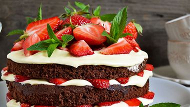 Stelle dir deine eigene Torte aus Creme, Teig und Obst zusammen. - Foto: iStock/zefirchik06