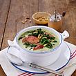 Cremige Grünkohlsuppe mit Wurst und Pinienkernen - Foto: Food & Foto, Hamburg