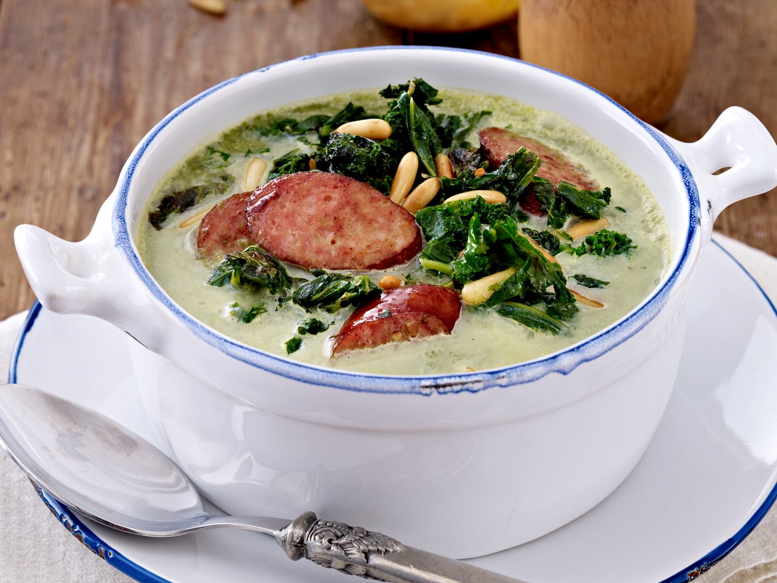 Grünkohlsuppe: Cremige Rezepte mit den leckersten Suppeneinlagen ...