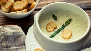 Diese cremige Spargelsuppe ist einfach nur lecker - Foto: Istock