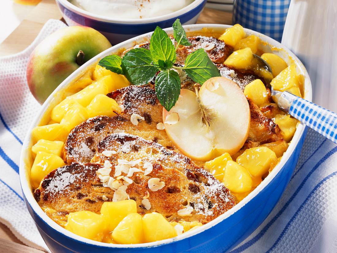 Cremiger Apfel-Brotauflauf mit Rosinenbrot Cremiger Apfel-Brotauflauf mit Rosinenbrot