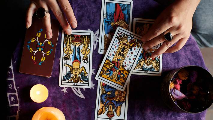 Tarot Karten Legung  - Foto: cristian-blazquez-martinez/iStock