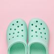 Crocs Alternative auf einem pinken Untergrund - Foto: iStock/KVLADIMIRV 