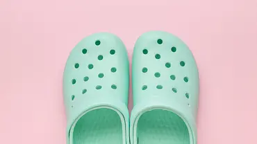 Crocs Alternative auf einem pinken Untergrund - Foto: iStock/KVLADIMIRV 