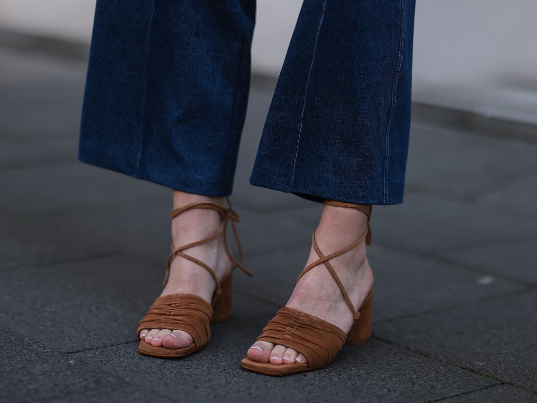 Cropped-Flare-Schlaghosen Ankle-Boots oder Stiefel vertragen sich nur enganliegend am Knöchel mit den Cropped-Flare-Schlaghosen.