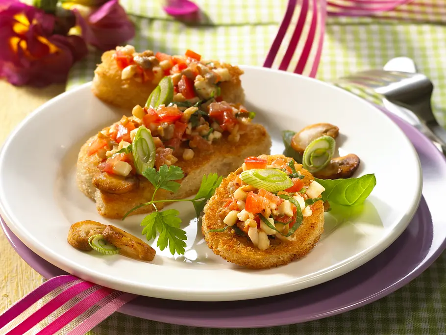 Croûton-Häppchen mit Mozzarella-Salat Croûton-Häppchen mit Mozzarella-Salat