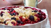 Unser leckerer Beeren-Crumble schmeckt warm und kalt! - Foto: House of Food / Bauer Food Experts KG