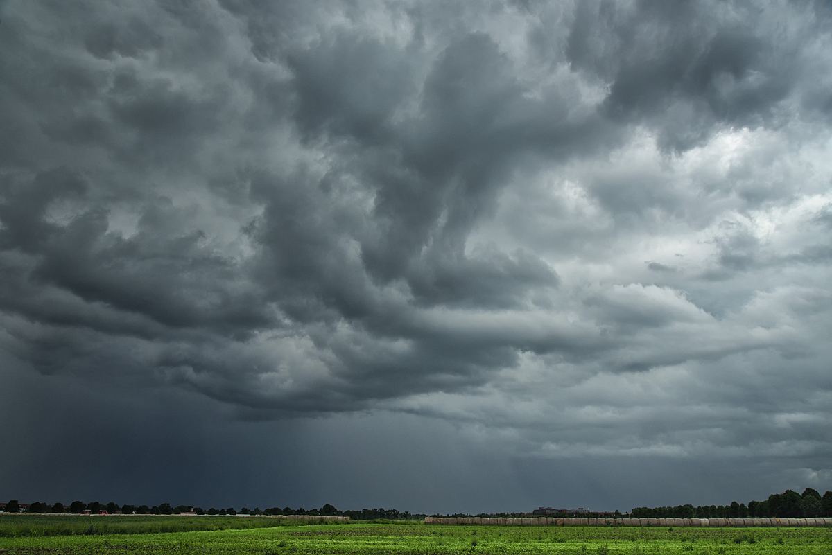 Cumulonimbus - Gewitterwolke über Ackerland