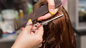 Dunkelhaarige Frau bekommt beim Friseur die Haare geschnitten. - Foto: schankz/iStock (Themenbild) Dunkelhaarige Frau bekommt beim Friseur die Haare geschnitten. - Foto: schankz/iStock (Themenbild)