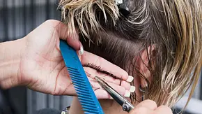 Curly Bob: Diese Frisur tragen im Frühling alle Frauen - Foto: Wicki58/iStock (Themenbild) Curly Bob: Diese Frisur tragen im Frühling alle Frauen - Foto: Wicki58/iStock (Themenbild)