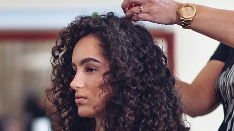 Lust auf einen Curly Fringe? Gelockte Pony-Frisuren sehen cool aus und sind jetzt Trend. - Foto: Getty Images/ lisegagne