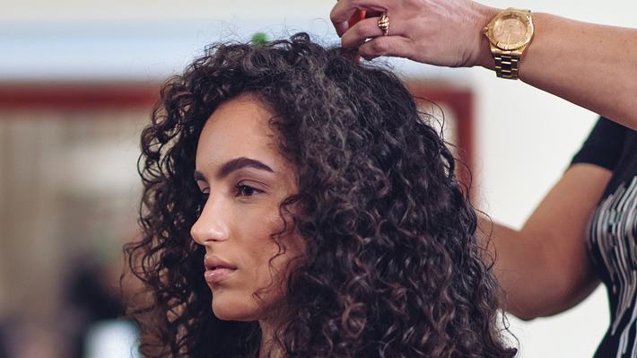 Lust auf einen Curly Fringe? Gelockte Pony-Frisuren sehen cool aus und sind jetzt Trend. - Foto: Getty Images/ lisegagne