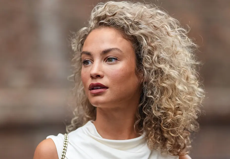 Curly Long Bob mit Stufen Schmale Gesichter wirken mit einem lockigen Bob etwas breiter.