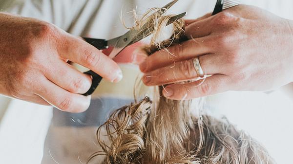 Curly Shag: Der lockige Shag ist Trend 2024 - Foto: Getty Images/ Catherine Falls Commercial