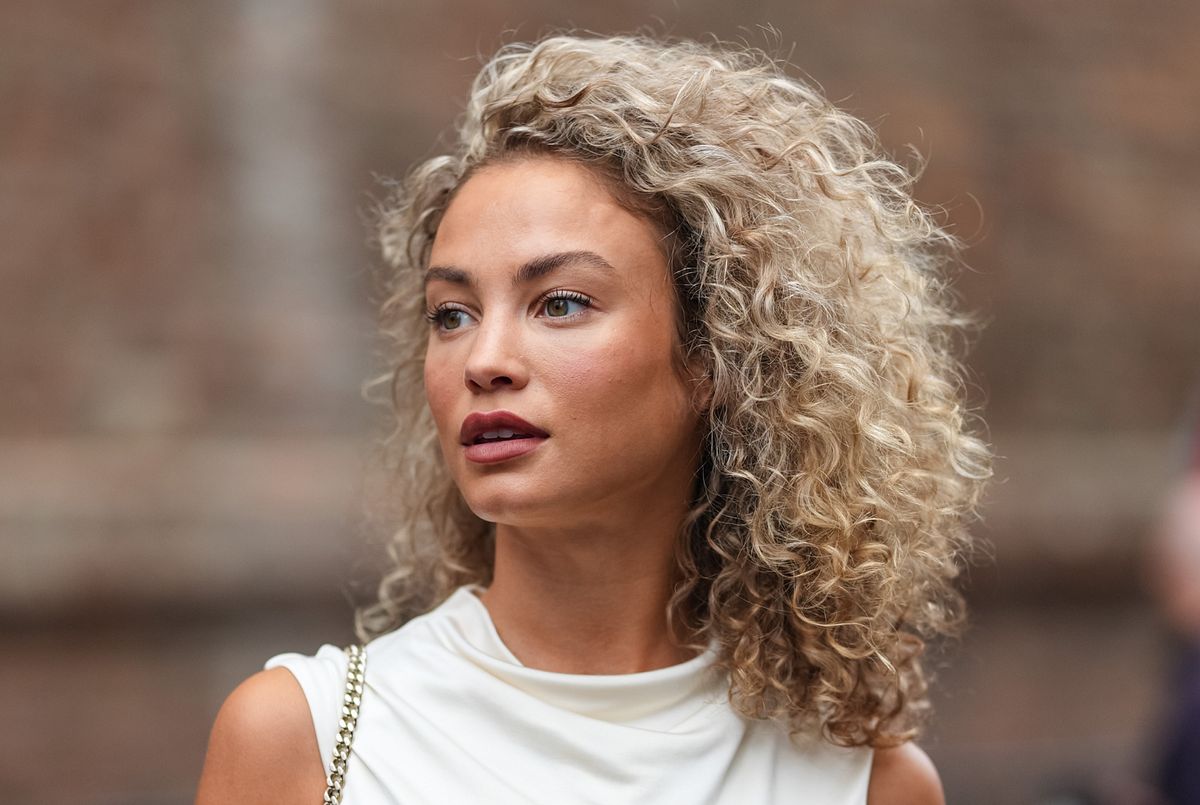 Lässig-schick: Der offen getragene Curly Shag Haircut mit Seitenscheitel