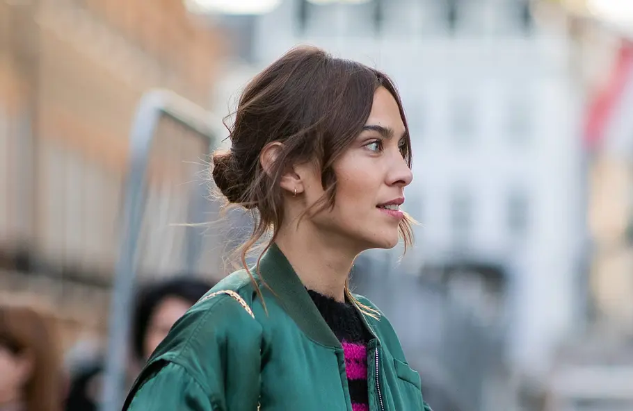 Curtain Bangs mit Messy Bun Curtain Bangs selber schneiden: Einfache Anleitung für die trendige Pony-Frisur