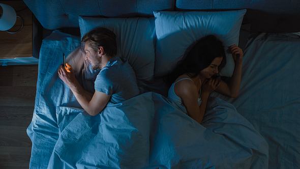 Cushioning: 5 Anzeichen für den fiesen Dating-Trend - Foto: gorodenkoff/iStock