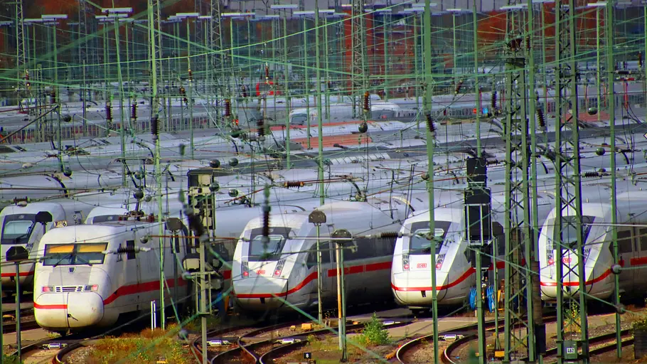 Cyberangriff bei der DB ICEs der Deutschen Bahn stehen auf Gleisen
