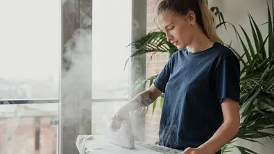 Dampfbügeleisen: Mit diesen Bügeleisen bügelt es sich wie von selbst - Foto: iStock/ DGLimages