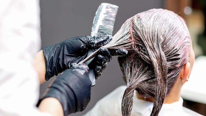 Dark Velvet Hair: Diese Trendhaarfarbe ist diesen Winter angesagter denn je - Foto: okskukuruza/iStock