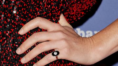 Frauenhand mit einem Ring am kleinen Finger - Foto:  Tibrina Hobson/ Getty Images