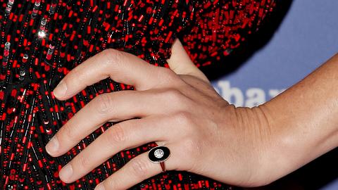 Frauenhand mit einem Ring am kleinen Finger - Foto:  Tibrina Hobson/ Getty Images