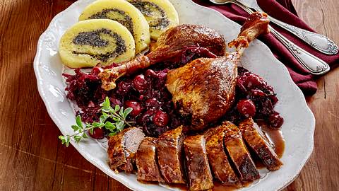 Ein typisches Weinachtsessen am 1. Weihnachtsfeiertag: Gans oder Ente mit Knödeln. - Foto: Food & Foto, Hamburg
