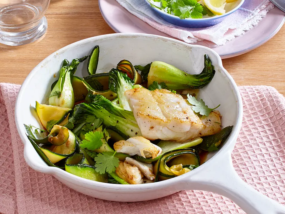 Das GLYX Rezept für Gebratenes Kabeljau-Filet zu Zucchini-Pak Choi-Pfanne Das GLYX Rezept für Gebratenes Kabeljau-Filet zu Zucchini-Pak Choi-Pfanne